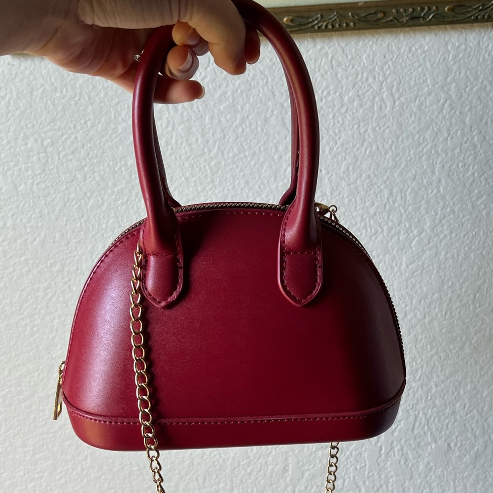 Little red crossbody bag. No signs of wear.